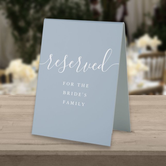 Plaque De Table Réservé mariage élégant écriture bleu poussiéreux (Dusty Blue Elegant Script Wedding Reserved Table Tent Sign)