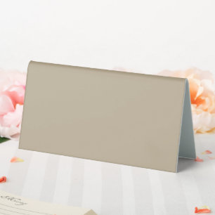 Plaque De Table un homme en costume et cravate debout devant un mu