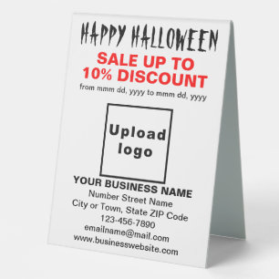 Plaque De Table Vente d'Halloween d'affaires sur une table blanche