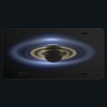 Plaque D'immatriculation Saturne Éclipse le Soleil de Cassini Orbiter<br><div class="desc">L'engin spatial Cassini de la NASA s'est caché derrière Saturne, capturant une scène dramatique : la forme majestueuse du géant du gaz, sept de ses lunes, et même un tout petit point pâle de la Terre au loin, le tout éclairé par le soleil qui filtre à travers les anneaux. Ce...</div>