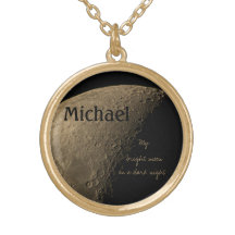 Ma lune lumineuse sur un collier foncé de nuit