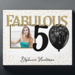 Plaque photo 50 & Fabulous Black Gold Glam<br><div class="desc">Célébrez l'anniversaire du cinquantième anniversaire grâce à cette plaque en haut de la table d'anniversaire noire et or, élégante et glamour. Orné d'un ballon de parties scintillant en noir et d'une goutte de parties scintillant d'or. Personnalisez-le avec le nom de la personne d'anniversaire et la photo haute résolution spéciale. Des...</div>