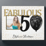 Plaque photo 50 & Fabulous Black Gold Glam<br><div class="desc">Célébrez l'anniversaire du cinquantième anniversaire grâce à cette plaque en haut de la table d'anniversaire noire et or, élégante et glamour. Orné d'un ballon de parties scintillant en noir et d'une goutte de parties scintillant d'or. Personnalisez-le avec le nom de la personne d'anniversaire et la photo haute résolution spéciale. Des...</div>
