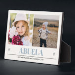 Plaque Photo ABUELA Petits-enfants 2 Photo BLUE GRAS COEURS<br><div class="desc">Créez le doux-souvenir parfait pour grand-mère ou "maman promue à grand-mère" pour Noël ou grand-parent avec ce design extraordinaire en utilisant deux (2) de vos photos préférées et ABUELA apparaît en bas dans un délicat lettrage bleu gris avec de petits coeurs gris. Idée cadeau parfaite pour annoncer la grossesse avec...</div>