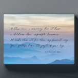 Plaque Photo Accueil Vos pas | Poème d'amour pour toujours<br><div class="desc">"Your Footstep Home" est un poème sur le genre d'amour véritable que vous ressentez à l'époque où vous rencontrez votre partenaire pour la première fois, au moment où il semble que vous avez été ensemble toute votre vie : le plaisir simple mais profond que vous trouvez dans les sons, comme...</div>