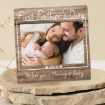 Plaque Photo Affichage photo de première Fête des pères Bois ru<br><div class="desc">Un cadeau simple et mémorable pour le nouveau père personnalisé avec sa photo préférée avec maman et bébé.</div>