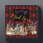Plaque Photo Alice Aventures avec le Chat de Cheshire Fou du Pa<br><div class="desc">Ce nouveau design coloré est basé sur les dessins classiques originaux des Aventures d'Alice au Pays des Merveilles, datant des années 1800, montrant la folle fête de thé avec Alice, le Chapelier Fou, le Chat de Cheshire et le Lapin Blanc ainsi que divers personnages originaux. D'après Les Aventures d'Alice au...</div>