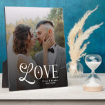 Plaque Photo Amour Moderne Monogramme de mariage personnalisé p<br><div class="desc">Célébrez votre amour de manière magnifiquement moderne avec ce panneau personnalisé avec monogramme pour couple de photos de mariage personnalisées Modern Love — un souvenir personnalisé conçu pour mettre en valeur votre moment le plus significatif. Associant votre photo de couple préférée à un monogramme élégant et épuré, ce panneau transforme...</div>