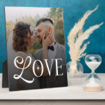 Plaque Photo Amour Moderne Photographies de couples mariés<br><div class="desc">Célébrez votre amour de manière moderne et élégante avec ce panneau personnalisé de monogramme de couple pour mariage moderne avec photo personnalisée — un souvenir personnalisé conçu pour mettre en valeur votre moment le plus significatif. Avec votre photo de couple préférée associée à un monogramme élégant et épuré, ce panneau...</div>
