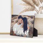 Plaque Photo Amour Superposer Couples personnalisés Photo<br><div class="desc">Créez un doux souvenir de votre mariage,  lune de miel ou moment spécial avec cette belle plaque photo personnalisée qui est parfaite pour les couples. Ajoutez une photo horizontale préférée et customisez avec vos noms le long du bas. "L'amour" apparaît comme un texte blanc superposé dans le lettrage moderne.</div>