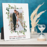 Plaque Photo Aquarelle vert Berries photo nouvellement mariée<br><div class="desc">Moderne minimaliste Élégant Notre première Plaque photo Mariage de Noël nouvellement mariée comprend Elégant Aquarelle Verdure,  Eucalyptus Feuilles et baies Holly.</div>