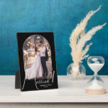 Plaque Photo Arc de mariage Photo Noir<br><div class="desc">Un souvenir spécial présente votre photo de mariage dans un design d'arche élégant avec le texte "Mariés" en texte chic ainsi que vos noms et date de mariage sur un fond noir. Cadeau magnifique pour votre famille et un beau souvenir à afficher chez vous. La COULEUR de fond peut être...</div>