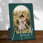 Plaque Photo Arc de mariage Photo Vert Emeraude<br><div class="desc">Un souvenir spécial présente votre photo de mariage dans un design d'arche élégant avec le texte "Marié" en texte chic ainsi que vos noms et date de mariage sur un fond vert émeraude. Cadeau magnifique pour votre famille et un merveilleux souvenir à afficher chez vous. La COULEUR de fond peut...</div>