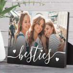 Plaque Photo Besoins personnalisés Meilleures photos d'amis<br><div class="desc">Créez un souvenir personnalisé avec cet écran de décoration personnalisée. L'avant présente votre photo préférée avec le mot "besties" écrit en bas dans une police de script fluide, accentuée par quelques petits détails de coeur. Un dégradé noir subtil se trouve derrière le texte pour l'aider à se distinguer sans surcharger...</div>