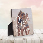 Plaque Photo Bestés dans le script tendance | Votre photo avec<br><div class="desc">Cette plaque élégante comporte le mot "Besties" dans un script tendance et élégant,  avec votre photo préférée et un coeur griffé manuscrit. Vous pouvez ajouter vos initiales ou monogrammes,  ou les noms de vos meilleurs amis. Fabrique également le cadeau parfait pour vos BFFs.</div>