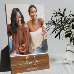Plaque Photo Bestie I Love You Rustic Wood Effect Photo<br><div class="desc">Remplissez votre meilleur ami avec une photo de plaque tenue, avec une photo unique, le texte 'BESTIE (peut être changé à n'importe quel nom.) Je vous aime, et de qui il est" sur un arrière - plan à effet de bois. Ferait un grand cadeau pour la famille ou les amis...</div>