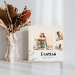 Plaque Photo BESTIES, Collage de photos et noms | BFF<br><div class="desc">"Célébrez votre lien indestructible avec cette plaque de collage photo Besties personnalisée ! Téléchargez vos souvenirs préférés avec votre BFF et ajoutez vos noms pour un cadeau unique et réfléchi. Parfait pour les amitiés,  les cadeaux d'anniversaire,  ou un ajout confortable à n'importe quelle chambre."</div>
