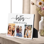 Plaque Photo Besties Friends 3 Photo Friendship Collage<br><div class="desc">Célébrez votre amitié avec Besties Friends 3 Photo Collage Plaque. Ce gardien personnalisé présente un collage magnifiquement arrangé de trois photos chères, capturant des moments inoubliables partagés avec vos meilleurs amis. Conçu à partir de matériaux de qualité, il est parfait pour l'affichage sur un bureau, une étagère ou un mur....</div>