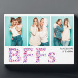 Plaque Photo BFF Trois photo Nom personnalisé Amour Coeur<br><div class="desc">Ce design moderne comprend trois de vos photos préférées avec le texte "BFFs" fait de typographie de coeur d'amour avec vos noms personnalisés. Personnalisé en modifiant le texte dans les zones de texte fournies. #photo #cadeaux photographiques #cadeaux #cadeaux #cadeaux #cadeaux #cadeaux #cadeaux #cadeaux #cadeaux #cadeaux #cadeaux #cadeaux #cadeaux #cadeaux personnalisés...</div>