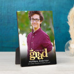Plaque Photo Black Gold Graduation Photo Bold Typographie moder<br><div class="desc">Soyez fier, réjouissez-vous et présentez cette étape importante de votre grade favori. Créez cette plaque de dos simple, moderne et minimaliste personnalisée pour un souvenir que vous apprécierez toujours. Audacieuse, graphique, typographie fausse or, icône casquette de couleur or et dégradé noir superposent la photo de votre choix. Personnalisez le texte...</div>