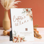 Plaque Photo Boho Modern Script Capturer Le Mariage Amour<br><div class="desc">Ajoutez une touche de charme boho à votre mariage avec ce Boho Modern Script "Capture The Love" Plaque Mariage Tabletop avec Eau. Conçue avec d'élégantes fleurs en terre cuite, cette plaque allie style et fonction, ce qui en fait une pièce remarquable pour vos panneaux Mariages Tabletop. Que ce soit sur...</div>