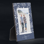 Plaque Photo Botanique sur Blue Easel Back Photo sans cadre<br><div class="desc">La plaque en plateau avec chevalet intégré présente votre photo préférée entourée d'une belle bordure de feuillage blanc, de points et de baies sur un arrière - plan bleu denim. MODIFIEZ la couleur de l'arrière - plan pour CORRESPONDRE à votre photo. CHANGER le texte LOVE à n'importe quoi - CONSEIL...</div>