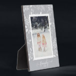 Plaque Photo Botaniques Photo Easel Retour Image sans cadre<br><div class="desc">La plaque de Tabletop avec chevalet intégré présente votre photo préférée entourée d'une belle bordure de feuillage blanc, de points et de baies sur un arrière - plan gris argenté. MODIFIEZ la couleur de l'arrière - plan pour CORRESPONDRE à votre photo. CHANGER le texte FAMILY à n'importe quoi - CONSEIL...</div>