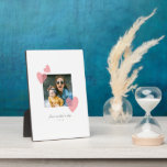 Plaque Photo Cadeau photo minimaliste de la 1ère Fête des Mères<br><div class="desc">Ce design personnalisable est l'idée cadeau de jour de la mère parfaite pour les nouvelles mamans,  les vieilles mamans,  les grands-parents et tous entre les deux. Les coeurs roses,  mignons,  gribouillis,  montrent l'amour entre une mère et son bébé.</div>