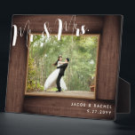 Plaque Photo Cadre photo de mariage rustique M. et Mme Moderne<br><div class="desc">Ce design présente un "cadre" en faux bois rustique et un texte en écriture moderne. Cliquez sur le bouton Personnaliser pour plus de flexibilité dans la modification du texte. Des variations de ce design, différents types de papier, ainsi que des produits coordonnés sont disponibles dans notre boutique, zazzle.com/store/doodlelulu. Contactez-nous si...</div>