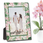 Plaque Photo Cadre photo sans bordure à fleurs tropicales<br><div class="desc">Plaque de table avec un chevalet intégré présentant votre photo préférée accentuée de magnifiques fleurs tropicales aquarelles et de verdure sur un FOND DE N'IMPORTE QUELLE COULEUR. MODIFIEZ la date pour l'année en cours ou vous pouvez la supprimer ou ajouter plus d'informations. Idéal comme cadeau ou pour exposer votre photo...</div>