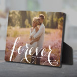 Plaque Photo Cadre photo sans encadrement avec chevalet FOREVER<br><div class="desc">Ce charmant présentoir photo de table possède un chevalet intégré pour une exposition sans encadrement de votre photo préférée. Caractéristiques le mot FOREVER dans une belle écriture blanche,  vos noms et date de mariage. Créez un souvenir de votre photo préférée ou offrez en cadeau.</div>