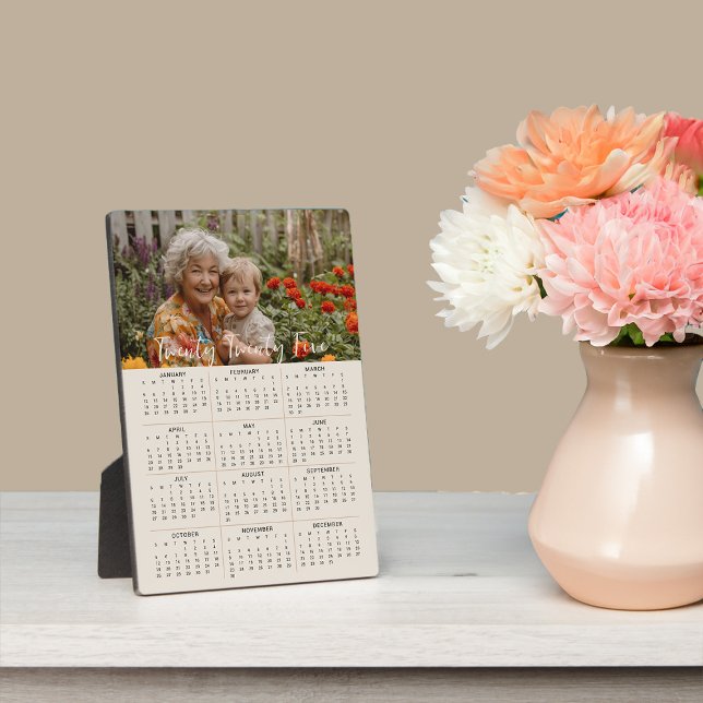 Plaque Photo Calendrier photo 2025 avec Stand Full Year Beige (2025 Photo Calender with Stand from the Personalized Calendars Collection by Darling & May)