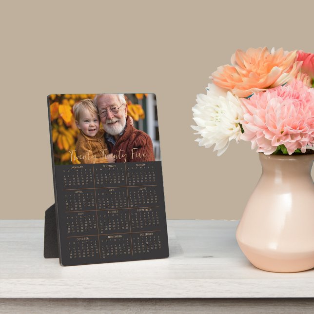 Plaque Photo Calendrier photo 2025 avec Stand Full Year Black (2025 Photo Calendar with Stand from the Personalized Calendars Collection by Darling  & May)