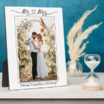 Plaque Photo Calligraphie Coeur M. et Mme Mariage Photo<br><div class="desc">Modèle minimaliste moderne Simple Calligraphie Script Mr et Mrs Heart Mariage Mariée et Groom Plaque photo</div>