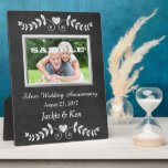 Plaque Photo Chalkboard Heart Argent Anniversaire Keepsaké<br><div class="desc">Les images Chalkboard sont populaires, et celle-ci est particulièrement élégante. Votre photographie (noir et blanc ou couleur) est encadrée en argent avec votre texte personnalisé et un joli emblème tourbillon du coeur en damier sur le haut et le bas. Cela fait un merveilleux cadeau personnalisé de gardien d'argent Anniversaire.*Merci à...</div>