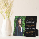 Plaque Photo Citation Inspirationnelle Diplôme Photo Chic Diplô<br><div class="desc">Une plaque de graduation personnalisée en noir et or chic pour un lycée, un collège ou une université de la classe de 2024. Customisez avec votre photo senior, le nom de l'école et la classe de fin d'études sous l'élégante calligraphie pour un grand cadeau diplômé personnalisé. Simple et classe avec...</div>
