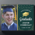 Plaque Photo Classe de finissants Green & Gold Stylish de 2025<br><div class="desc">Une plaque photo élégante Graduation,  avec un arrière - plan vert qui peut être changée en n'importe quelle couleur,  des lumières scintillantes à cordes,  des coins de parties scintillant or,  une casquette de graduation or et du texte qui peut facilement être customisé.</div>