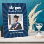 Plaque Photo Classe de marine personnalisée de 2025 Graduation<br><div class="desc">Un panneau d'affichage moderne et minimal avec chevalet pour la fête de remise des diplômes mettra en valeur votre diplômé! Design propose une photo carré de la grade encadrée en blanc avec un prénom simple et classique, l'année de classe et le libellé du nom de l'école qui peut être personnalisé....</div>