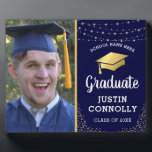 Plaque Photo Classe d'or et de marine de 2025 - Photo de fin d'<br><div class="desc">Une plaque photo élégante Graduation,  avec un arrière - plan bleu marine qui peut être changée en n'importe quelle couleur,  des lumières scintillantes à cordes,  des coins de parties scintillant or,  une casquette de graduation or et du texte qui peut facilement être customisé.</div>