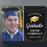 Plaque Photo Classe d'or et de noir élégant de 2025 Graduate Ph<br><div class="desc">Une plaque photo élégante Graduation,  avec un arrière - plan noir qui peut être changée en n'importe quelle couleur,  des lumières scintillantes à cordes,  des coins de parties scintillant or,  une casquette de graduation or et du texte qui peut facilement être customisé.</div>