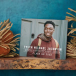 Plaque Photo Classe moderne de 2025 Graduation personnalisée<br><div class="desc">Célébrez votre diplômé avec cette plaque moderne de graduation avec signe de chevalet. Le design simple comprend un portrait supérieur de votre grade avec des inscriptions rayées blanches dans différents styles sportifs, qui peut être personnalisé avec le nom des diplômés, l'école et l'année de classe. Fait un beau gardien à...</div>