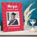 Plaque Photo Classe rouge personnalisée de 2023 Graduation Phot<br><div class="desc">Un panneau d'affichage moderne et minimal avec chevalet pour la fête de remise des diplômes mettra en valeur votre diplômé! Design propose une photo carré de la grade encadrée en blanc avec un prénom simple et classique, l'année de classe et le libellé du nom de l'école qui peut être personnalisé....</div>