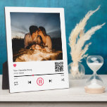 Plaque Photo Code QR personnalisé pour couple unique avec photo<br><div class="desc">Design moderne et élégant imprimé Code QR personnalisé pour couple unique avec photo et chanson Plaque qui peut être personnalisée avec votre texte. Veuillez cliquer sur le bouton "Personnaliser" et utiliser notre outil de conception pour modifier ce modèle. Si vous souhaitez changer l'emplacement du marqueur temporel, utilisez la barre d'espace...</div>