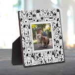 Plaque Photo Collage de chien sans cadre Photo Easel Retour<br><div class="desc">Fabriqué pour paraître dimensionnel, une bordure de chiens noirs et blancs crée un cadre amusant pour votre photo préférée sur cette plaque de table avec un chevalet intégré. L'image est placée directement sur le panneau du carton dur pour une image incroyablement nette avec une surface nettoyée facile à essuyer. Idéal...</div>