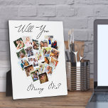 Plaque Photo Collage de photos du coeur Vous me marierez Script<br><div class="desc">Plaque de collage en forme de coeur avec 20 de vos photos préférées. Will You Marry Me ? est écrit en écriture manuscrite et vos photos sont affichées en format carré sur des arrière - plans de style instantané dans un montage d'images en forme de coeur.</div>