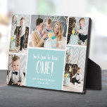 Plaque Photo Collage photo pour le premier anniversaire<br><div class="desc">Un collage photo de cinq photos du premier anniversaire de votre enfant présente leur nom, leur anniversaire et le message "tellement amusant de tourner UN!" en lettres blanches chic est placé directement sur le panneau du carton pour une image incroyablement nette avec une surface propre essuyée facile. Tablette, sur une...</div>