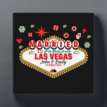 Plaque Photo Couple marié à Las Vegas, vacances correspondantes<br><div class="desc">Cette conception est spéciale pour les couples qui se sont mariés à Las Vegas. Un design pleine couleur que si vous le portez,  vous recevrez des milliers de compliments. Portez-le avec votre mari-femme et créez des moments inoubliables à Las Vegas Nevada</div>