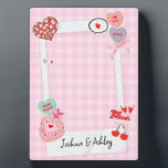 Plaque Photo Couple personnalisé mignonne photos et cadeau text<br><div class="desc">Créez un souvenir intemporel avec notre chemise photo personnalisée pour les couples ! Personnalisez-le avec vos photos de couple préférées dans un design d'inspiration rétro, parfait pour les anniversaires, la Saint-Valentin, ou simplement parce que. Vous pouvez le customiser avec vos photos et texte. Cette chemise est un cadeau unique pour...</div>