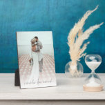 Plaque Photo Couple Photo Se Souvient De Ce Moment Dit :<br><div class="desc">Couple Photo Se Souvient De Ce Moment Qui A Dit : Grand cadeau pour les jeunes mariés et les couples. Remplacez simplement l'exemple de photo par votre préféré d'orientation portrait et de haute résolution. Citation romantique Souvenez-vous que ce moment est dans un script stylé en bas. Vous pouvez modifier la...</div>