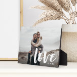 Plaque Photo Couples personnalisées de superposition de script<br><div class="desc">Créez un doux souvenir de votre mariage,  lune de miel ou moment spécial avec cette plaque photo qui est parfaite pour les couples. Ajoutez une photo préférée,  avec "amour" superposé dans le script de brosse décontracté en lettres manuscrites,  et vos initiales sous.</div>